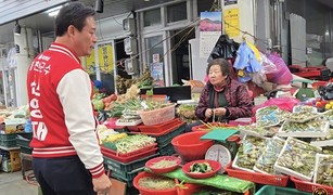 “장터에서 농가까지…신영재, 하루 종일 현장 행보”