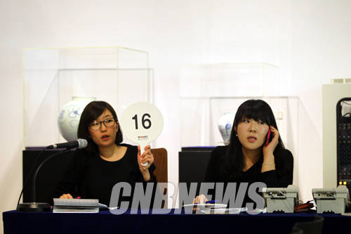 13일 오후 종로구 인사동 마이아트옥션에서 진행된 제12회 메인경매에 전화응찰을 받고 있는 스페셜리스트들.(사진=왕진오 기자)