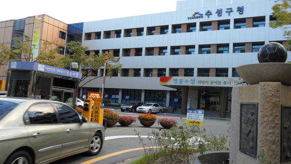 한 차량이 수성구청 차량 번호 자동인식기를 통과하고 있다. 6월부터는 구청으로 들어오는 차량의 체납에 대한 정보도 확인된다.(사진/수성구청 제공)