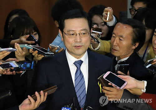 새정치민주연합 안철수-김한길 공동대표의 윤장현 광주시장후보의 전략공천에 반발해 강운태 시장과 함께 동반 탈당한 이용섭 의원이 12일 오전 ‘광주시장 당선 시’ 복당의 전제조건으로 두 공동대표의 ‘사퇴’를 내걸어 눈길을 끌었다.(자료사진=연합뉴스)