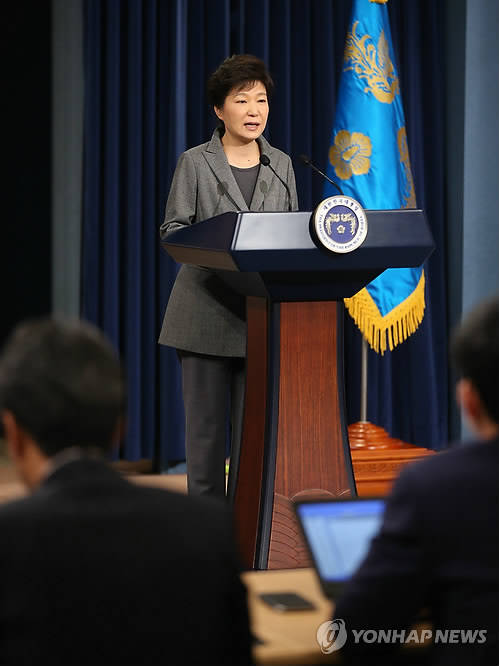 박근혜 대통령이 19일 오전 청와대 춘추관에서 열린 세월호 참사 대국민담화 발표에서 해경 해체와 안전행정부 및 해양수산부를 대폭 수술하겠다고 밝히고 있다.(사진=연합뉴스)