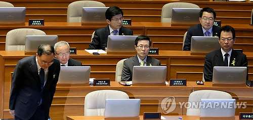 정홍원 국무총리가 20일 국회 본회의에서 열린 세월호 침몰사고 긴급현안질문에서 단상으로 나와 인사하고 있다.(사진=연합뉴스)