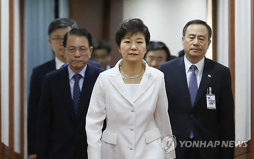 박근혜 대통령이 이르면 오늘(22일) 후임 총리 인선을 발표할 것으로 예상된다. 사진은 지난 21일 박 대통령이 아랍에미리트를 방문한 뒤 청와대 참모진과 함께 서울공항을 나서는 모습.(사진=연합뉴스)