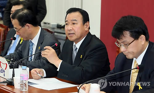 이완구 새누리당 비상대책위원장 겸 원내대표가 23일 국회에서 열린 비상대책위원회의에서 안대희 총리 내정자에 대해 발언하고 있다.(사진=연합뉴스)