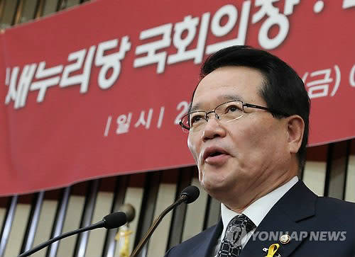 5선의 새누리당 정의화 (부산 중·동)의원이 23일 국회에서 열린 의원총회 국회의장 후보자 선출 투표에서 19대 국회 후반기 2년간 입법부를 이끌 국회의장 후보로 선출되고 나서 소감을 발표하고 있다.(사진=연합뉴스)