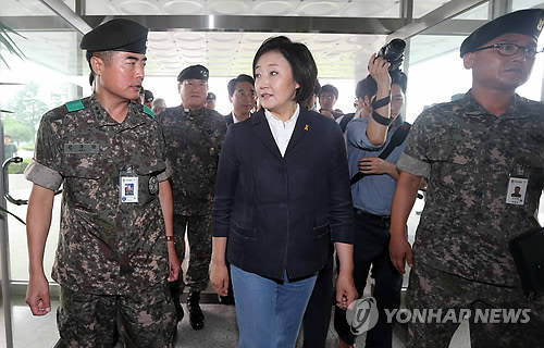 6일 논산훈련소에 도착한 박영선 위원장이 군 관계자들과 함께 훈련소 본관으로 들어서고 있다.(논산=연합뉴스)