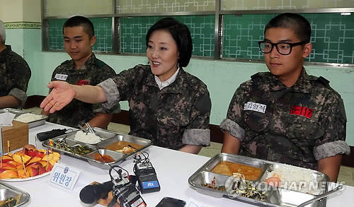 박영선 새정치민주연합 국민공감혁신위원장이 6일 충남 논산 육군훈련소를 방문해 식당에서 훈련병들과 함께 식사를 하고 있다.(논산=연합뉴스)