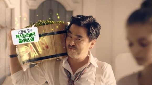 류승룡이 촬영한 BBQ CF ‘빠리치킨편’과 ‘자메이카 통다리구이편’이 공개 10일 만에 유튜브 조회수 100만을 넘기는 등 관심이 집중되고 있다 (사진=BBQ)