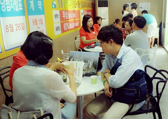 정릉 꿈에그린 샘플하우스 현장을 방문한 고객들이 청약상담을 받고 있다 (사진=한화건설)