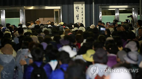 유병언 전 세모그룹 회장의 장례식이 다음주 경기도 안성 금수원에서 열릴 것으로 보인다. 사진은 경기도 안성 금수원 대강당으로 향하는 '구원파' 신도들 모습 (사진=연합뉴스)
