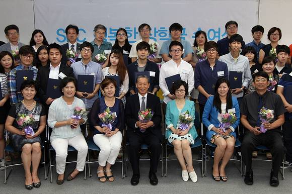 양재동 SPC그룹 본사에서 열린 ‘SPC 가맹점주 자녀 행복한 장학금 전달식’에서 조상호 SPC그룹 총괄사장과 장학금을 받은 가맹점주 가족들이 기념촬영을 하고 있다.(사진=SPC그룹)