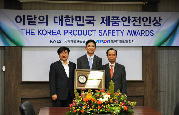 왼쪽부터 산업통상자원부 국가기술표준원 박형건 제품안전정책과장, 한국타이어 품질부문장 문동환 전무, 한국제품안전협회 이만찬 부회장 (사진=한국타이어)