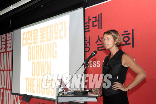 3일 오후 광주광역시 용봉동 광주비엔날레 거시기 홀에서 2014 광주비엔날레 프레스 오픈식이 열렸다. 이날 함께한 예술총감독 제시카 모건(45)이 올해 전시 의도와 각 전시실에 작품 콘셉트에 대해 설명하고 있다.(사진=왕진오 기자)