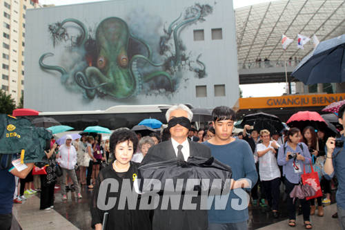 3일 오후 광주광역시 광주비엔날레관 앞마당에서 2014 광주비엔날레 오프닝 퍼포먼스로 임민욱 작가의 '네비게이션 아이디'가 펼쳐졌다.(사진=왕진오 기자)