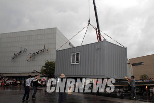 3일 오후 광주비엔날레 전시관 앞마당에 설치되는임민욱 작가의 '내비게이션 아이디'.(사진=왕진오 기자)