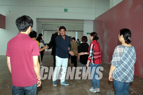 알로라&칼사디아(Allora and Calzadilla)의 '음계(기질)와 늑대' 퍼포먼스 현장.(사진=왕진오 기자)