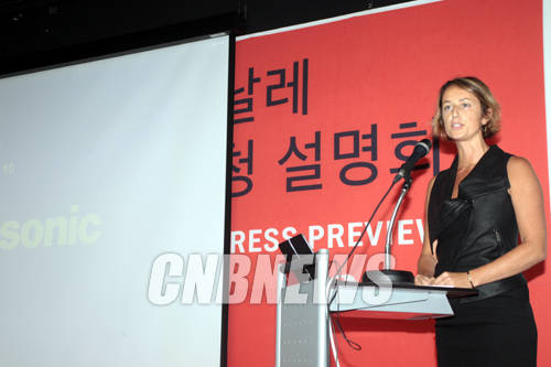 3일 광주비엔날레 거시기 홀에서 진행된 2014 광주비엔날레 내외신 기자 설명회에서 전시 주제와 작품을 소개하는 제키카 모건 예술총감독.(사진=왕진오 기자)