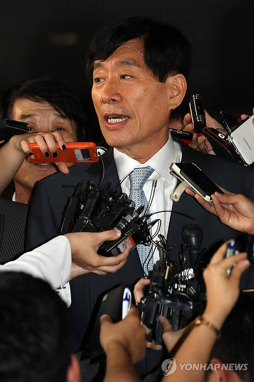 대선·정치개입 혐의로 기소된 원세훈 전 국가정보원장이 11일 오후 서울 서초구 서울중앙지법에서 열린 1심 선고를 마친 후 취재진의 질문에 답하고 있다. (사진=연합뉴스)