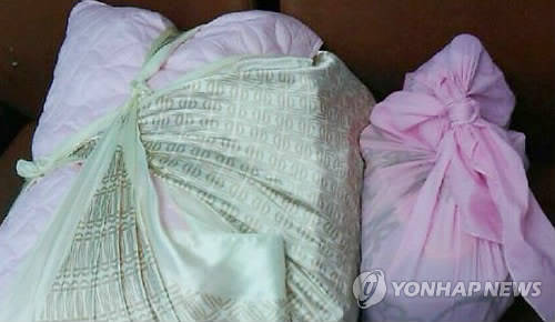 치매 할머니가 출산한 딸에게 주려고 싼 음식 보따리 (사진=연합뉴스)