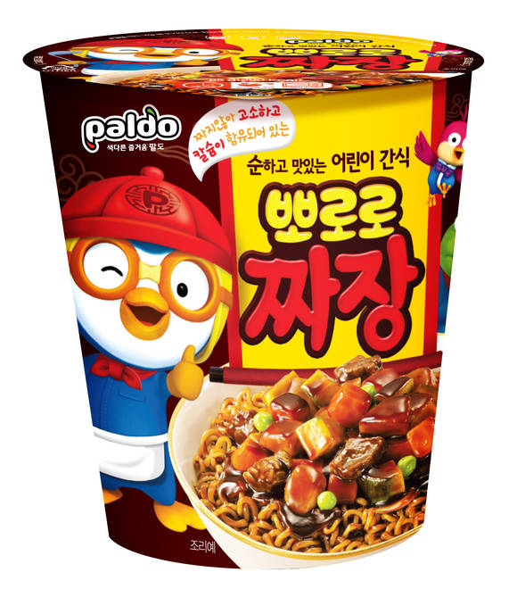 팔도는 ‘뽀로로’ 캐릭터를 라면 제품에 최초로 적용한 ‘뽀로로짜장’ 컵면을 출시했다.(사진=팔도)