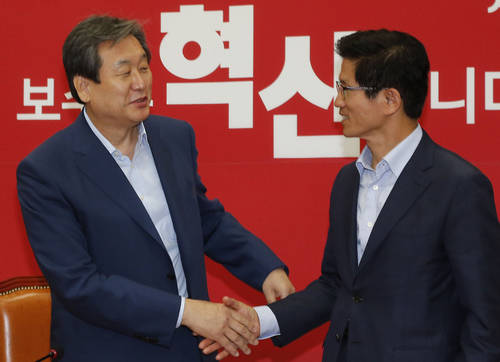 새누리당 김무성 대표와 김문수 보수혁신위원장이 25일 오전 국회 당대표실에서 혁신위 추가 인선 결과를 발표한 뒤 악수를 하고 있다. 사진=연합뉴스