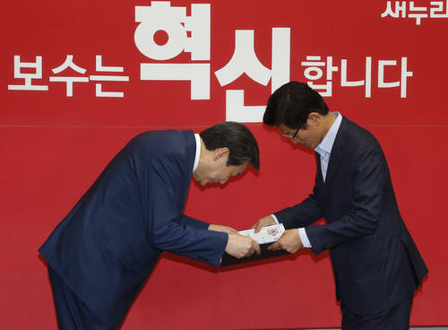 새누리당 김무성 대표가 29일 국회에서 열린 '보수혁신특별위원회 임명장 수여식 및 1차회의'에서 김문수 위원장에게 임명장을 전달하고 있다. 사진=연합뉴스