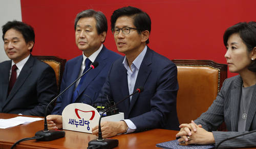 새누리당 김문수 보수혁신특별위원회 위원장이 29일 국회에서 열린 보수혁신특별위원회 1차회의에서 발언을 하고 있다. 사진=연합뉴스
