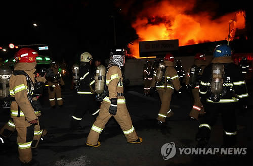 지난달 30일 오후 8시 55분께 대전시 대덕구 목상동 한국타이어 대전공장 1공장 물류창고에서 발생한 화재가 창고 내부와 타이어 완제품 등을 모두 태우고 12시간 만에 꺼졌다.(사진=연합뉴스)