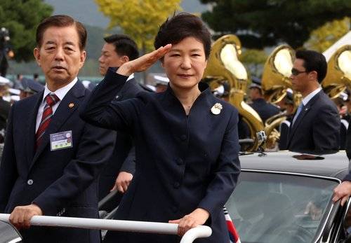 박근혜 대통령이 1일 충남 계룡시 계룡대에서 열린 건군 66주년 국군의 날 기념식에 참석해 열병하고 있다. 사진=연합뉴스