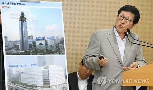 2일 서울 시청에서 열린 제2롯데월드 저층부 임시사용 승인 관련 기자회견에서 이건기 행정2부시장이 브리핑을 하고 있다.(사진=연합뉴스)