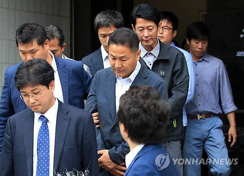 김병권 전 세월호가족대책위원회 위원장, 김형기 전 수석부위원장(앞쪽부터)이 2일 오전 서울 신정동 남부지법에서 구속 전 피의자 심문을 마친 뒤 나오고 있다. (사진=연합뉴스)