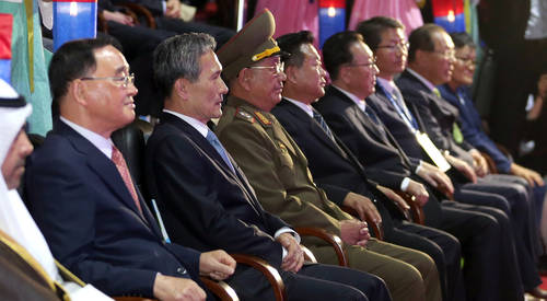 = 정홍원 총리를 비롯한 장관들과 북에서 온 황병서 군 총정치국장 등 북한 고위대표단이 4일 인천아시아드주경기장에서 열린 2014 인천 아시안게임 폐막식을 함께 지켜보고 있다. 사진=연합뉴스