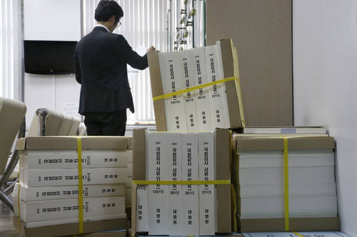 국정감사를 이틀 앞둔 5일 국회 한 상임위 관계자가 국정감사 관련 자료를 살펴보고 있다. (사진=연합뉴스)