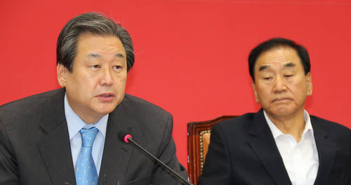 새누리당 김무성 대표가 8일 국회에서 열린 최고중진연석회의에서 모두발언을 하고 있다. 우측은 이재오 의원. 사진=연합뉴스