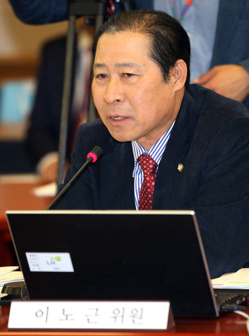 7일 오전 국회 국토교통위원회의 경기도 성남시 분당구 한국토지주택공사(LH)에 대한 국정감사에서 새누리당 이노근 의원이 자료 요청을 하고 있다. 사진=연합뉴스