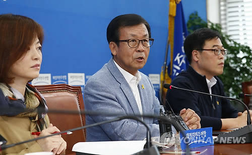 새정치연합 정치혁신실천위원회 위원장이자 국회 남북관계 및 교류협력 발전 특별위원회 위원장을 맡고 있는 원혜영 의원이 발언하고 있다.(사진=연합뉴스)