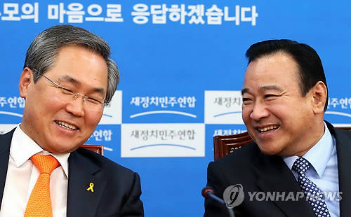 새누리당 이완구 원내대표와 새정치민주연합의 새 원내사령탑으로 선출된 우윤근 신임 원내대표가 10일 처음으로 회동해 화기애애하게 덕담을 나누고 잇다(사진=연합뉴스)