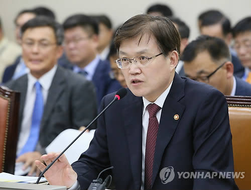 최양희 미래창조과학부 장관이 13일 국회 미래창조과학방송통신위원회에서 진행된 미래창조과학부 등에 대한 국정감사에서 질의에 답하고 있다.(사진=연합뉴스)
