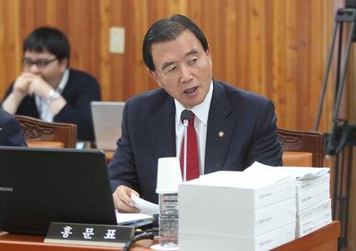 홍문표 새누리당 의원이 13일 경기도 포천시 국립수목원에서 열린 농림축산식품해양수산위원회 산림청 국정감사에서 질의하고 있다. 사진=연합뉴스