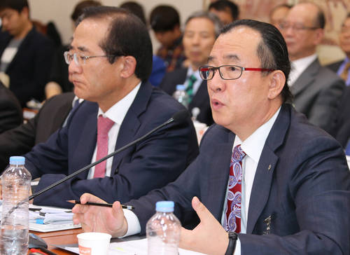 변추석 한국관광공사 사장이 17일 국회에서 열린 교육문화체육관광위원회의 한국콘텐츠진흥원 등에 대한 국정감사에서 의원들의 질의에 답변하고 있다.(사진=연합뉴스)