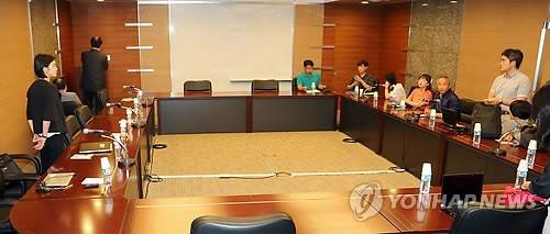 지난 7월 삼성전자와 삼성 직업병 피해자 모임인 '반올림(반도체 노동자의 건강과 인권지킴이)'이 협상을 위해 모인 모습 (사진=연합뉴스)