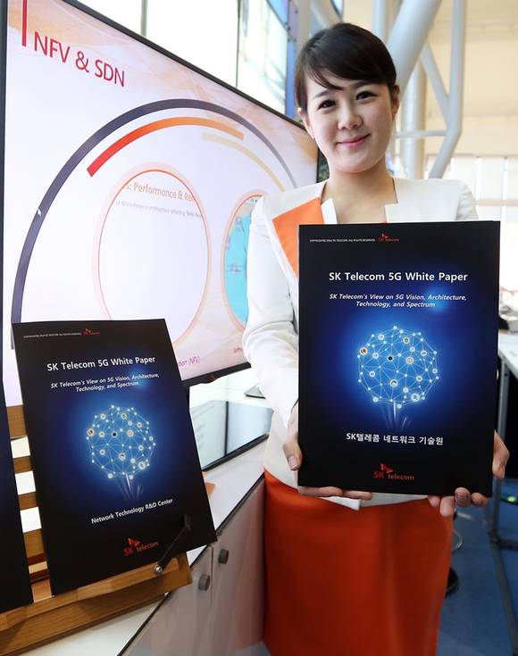 ‘5G 글로벌 서밋’ SK텔레콤 부스에서 ‘5G 백서’를 소개하고 있다(사진 제공: SK텔레콤)