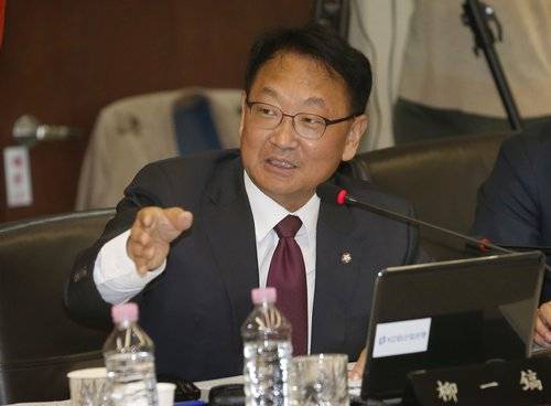 새누리당 유일호 의원이 21일 여의도 산업은행에서 열린 국회 정무위원회의 산업은행 등에 대한 국정감사에서 질의를 하고 있다. 사진=연합뉴스
