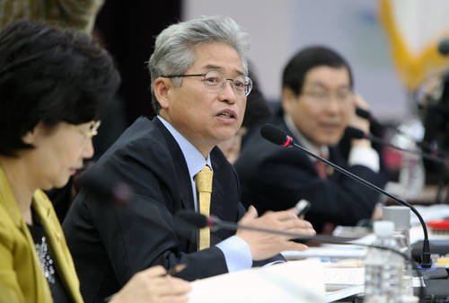 새누리당 이철우 의원이 17일 제주도청 회의실에서 열린 국회 안전행정위원회의 제주도와 제주지방경찰청 대상 국정감사에서 질의하고 있다. (사진=연합뉴스)
