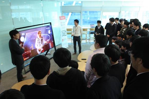 CJ헬로비전 관계자들이 학생들에게 기가 인터넷에 대해 설명하고 있다. (사진=CJ헬로비전)