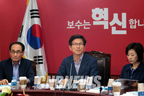 9일 오후 여의도 새누리당 당사에서 열린 보수혁신위원회의에서 김문수 위원장이 모두 발언을 하고 있다. (사진=왕진오 기자)