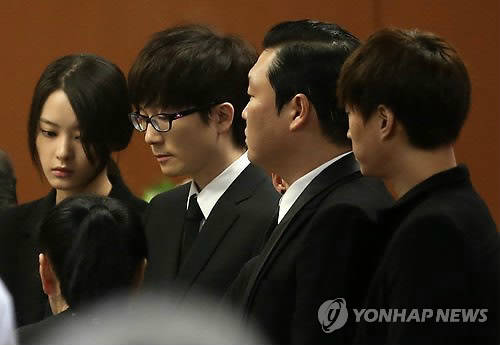 (왼쪽부터)이은성, 서태지, 싸이 등 동료연예인들이 신해철 장례식에 참석해 침통한 표정을 짓고 있다 (사진=연합뉴스)