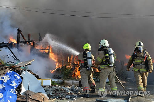 9일 오후 서울 강남구 개포동 구룡마을 7지구에 화재가 발생해 소방관이 진화작업을 하고 있다. (사진=연합뉴스)