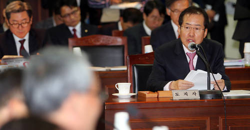 홍준표 경남도지사가 11일 오후 경남도청 회의실에서 도내 18명의 시장, 군수가 참석한 가운데 열린 정책회의에서 최근 사회적으로 논란이 이는 학교 무상급식에 대한 견해를 밝히고 있다. (사진=연합뉴스)