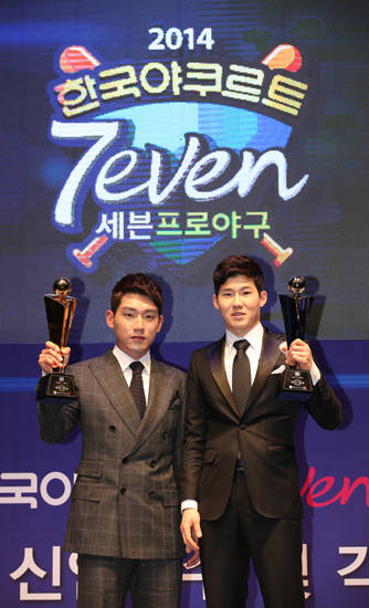 MVP를 수상한 넥센 서건창(왼쪽)과 최우수 신인선수상을 수상한 박민우(오른쪽). 사진 = 연합뉴스